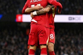 米乐M6易游体育-利物浦逼平曼联，难分伯仲争夺冠军