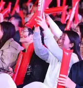 关于精英篮球对决盛大开场，观众热情高涨的信息